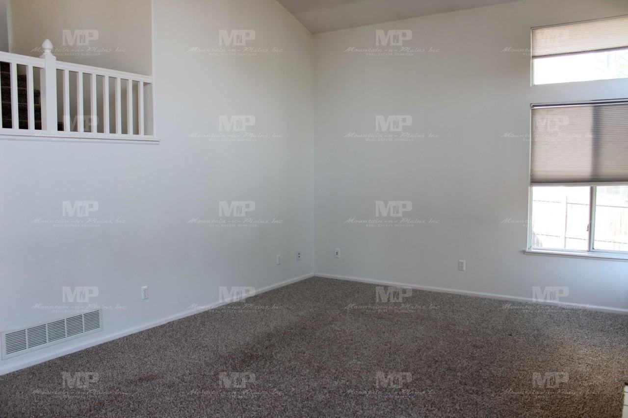 424 Saturn Dr - Photo 4 of 22