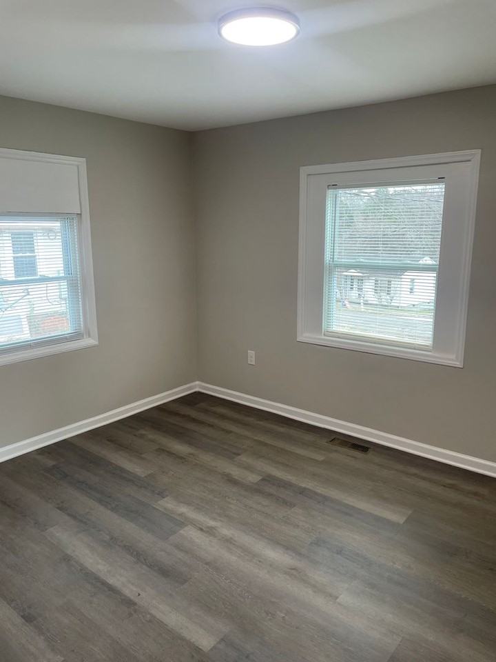 715 Newton St - Photo 3 of 10