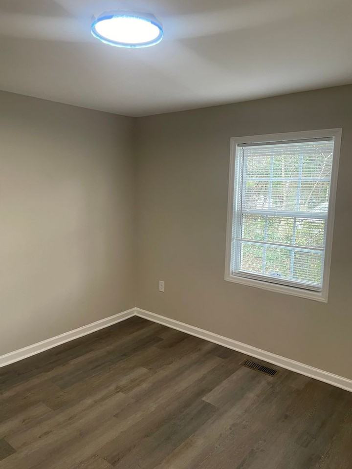 715 Newton St - Photo 4 of 10