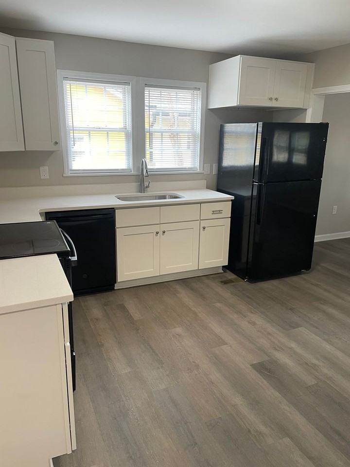 715 Newton St - Photo 6 of 10