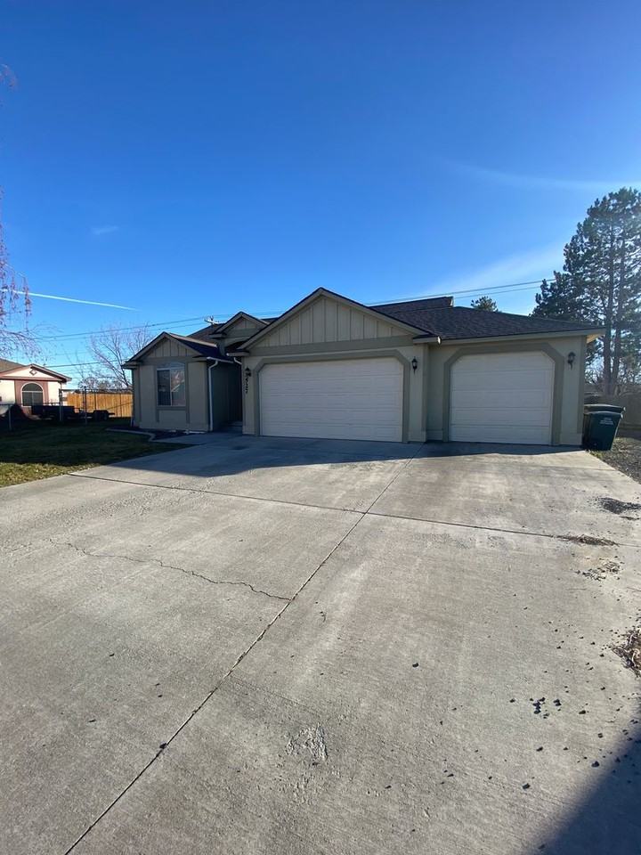 1527 Judith St - Photo 2 of 40