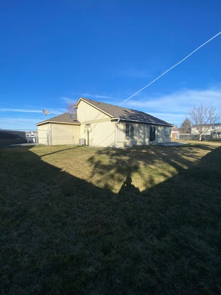 1527 Judith St - Photo 3 of 40