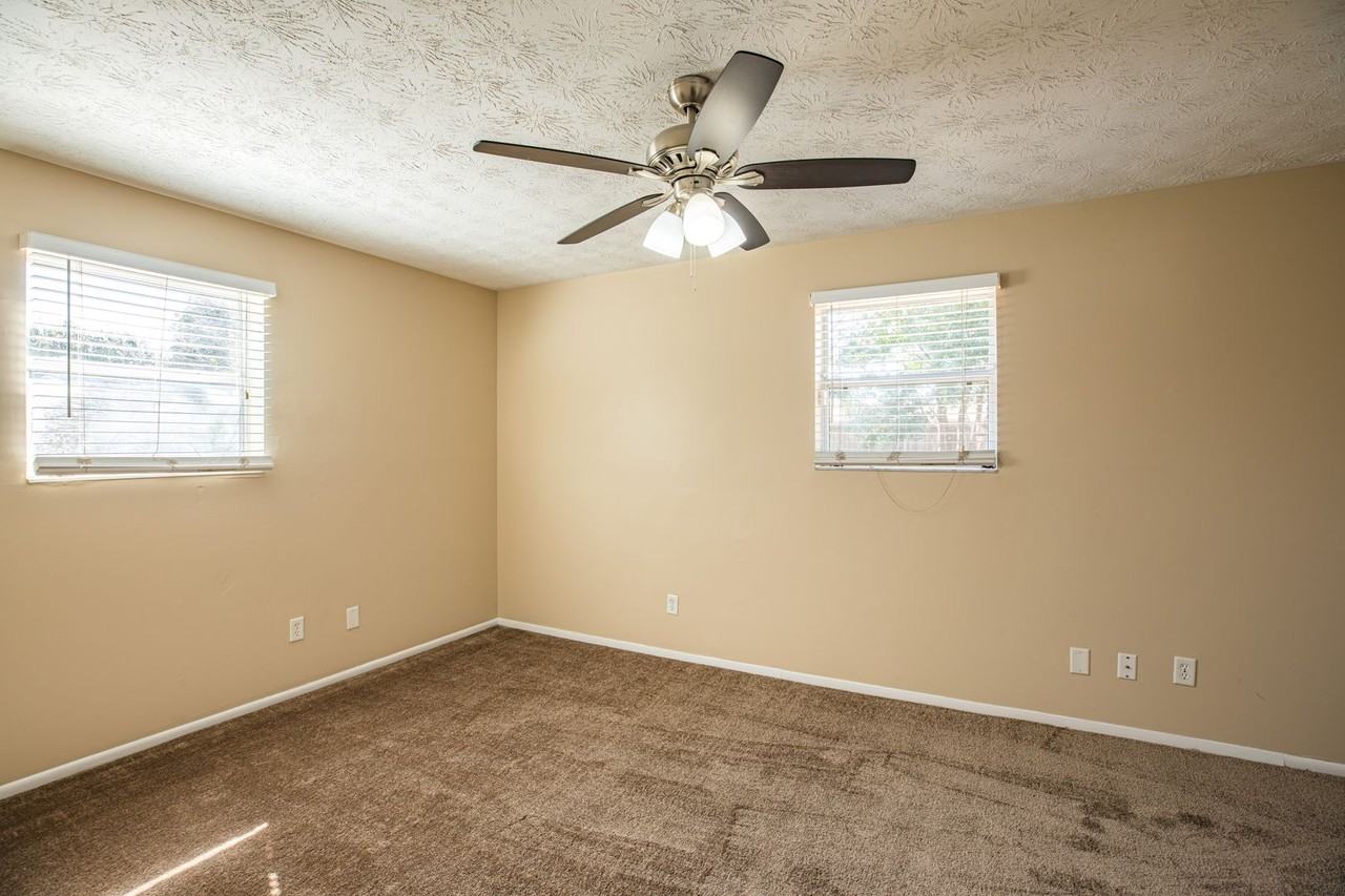 1060 Stokes St - Photo 6 of 30