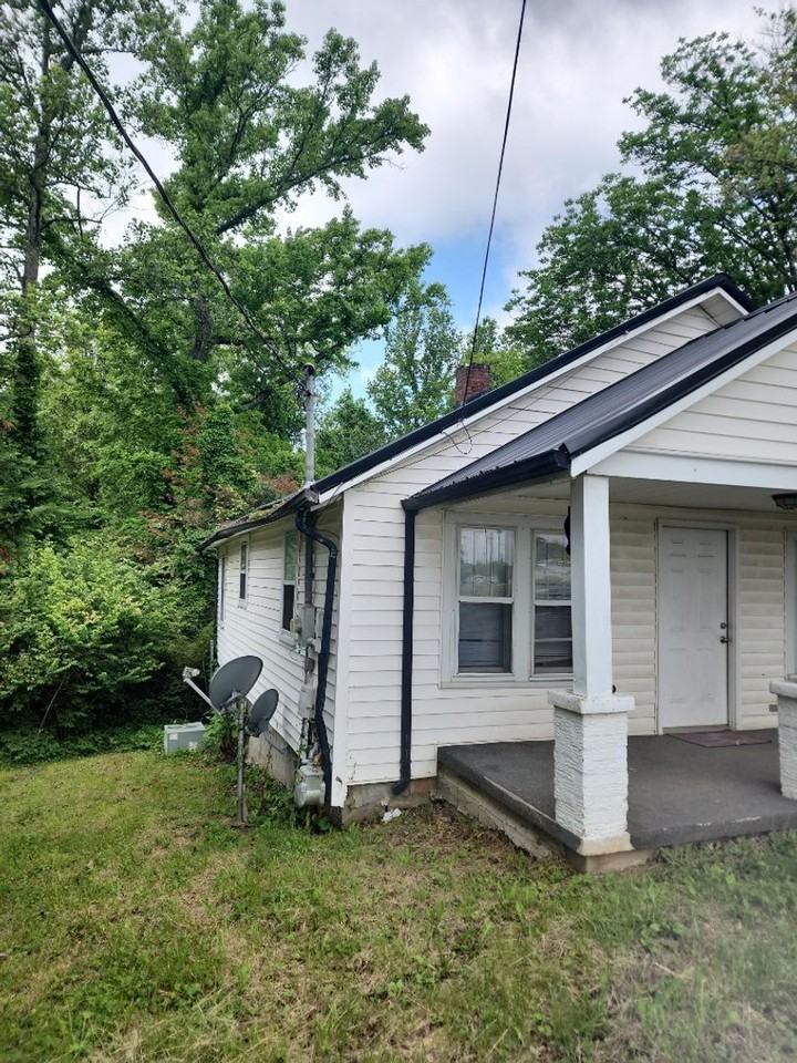 944 N Franklin Ave - Photo 2 of 10