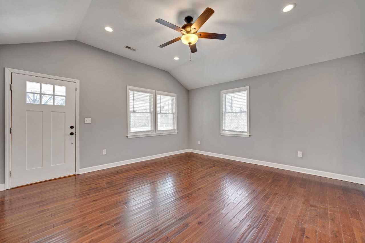 209 E Lawson St - Photo 2 of 14