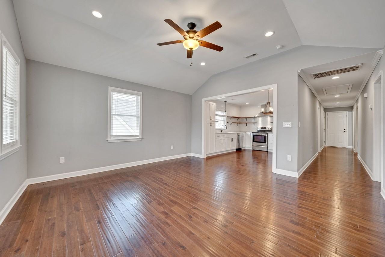 209 E Lawson St - Photo 3 of 14