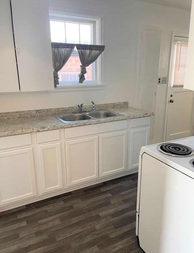 129 Castleford St W - Photo 5 of 7