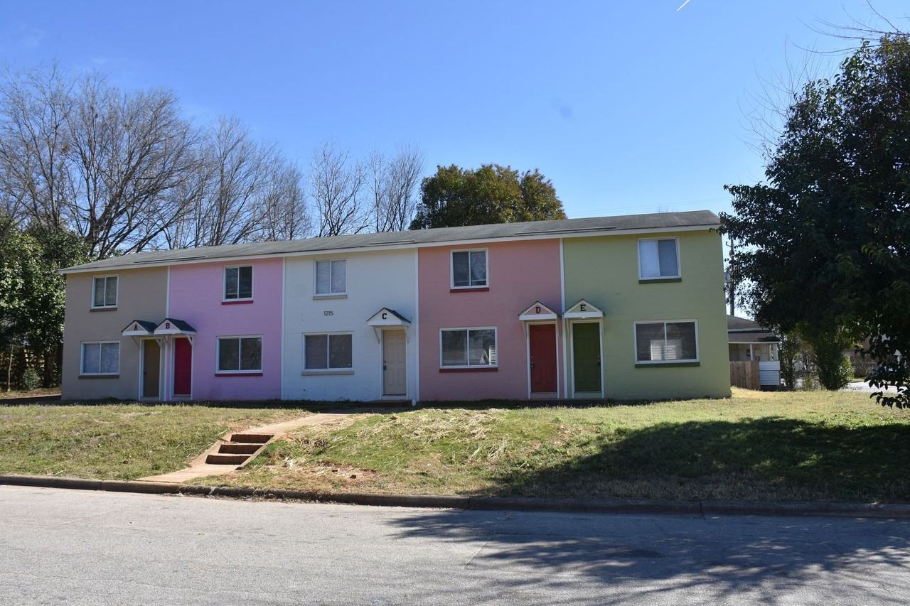 Convenient Townhouse - Photo 2 of 12