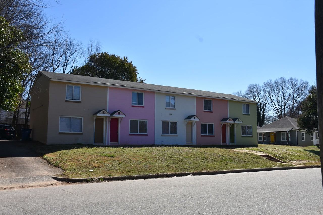 Convenient Townhouse - Photo 3 of 12