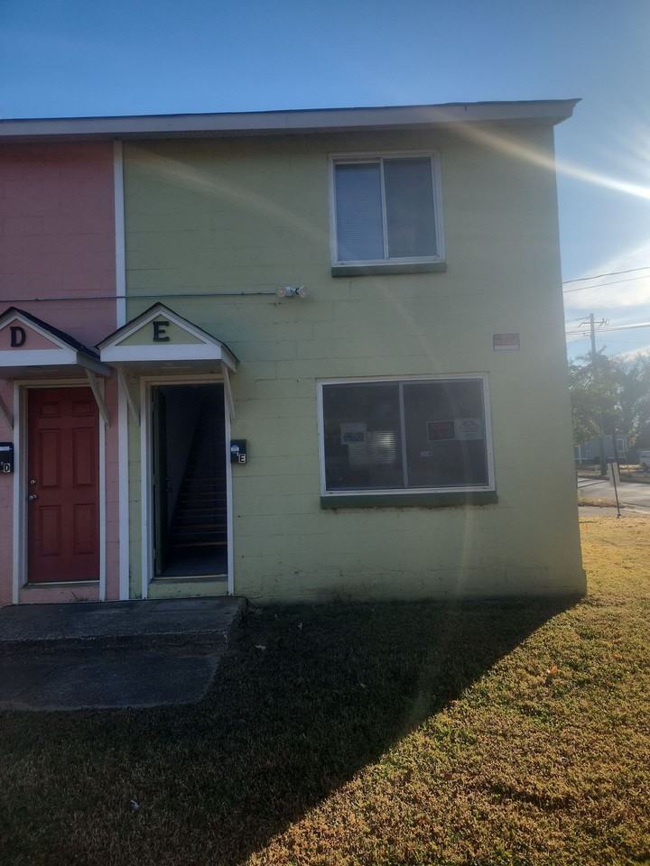 Convenient Townhouse - Photo 4 of 12