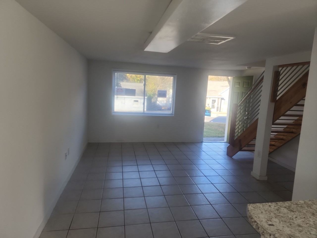 Convenient Townhouse - Photo 6 of 12