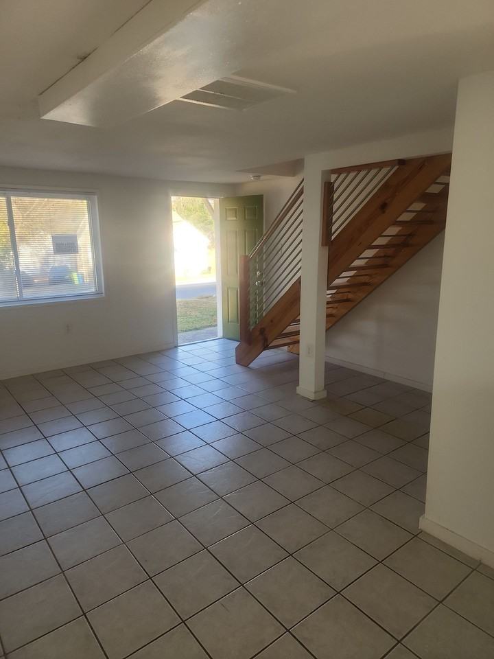 Convenient Townhouse - Photo 7 of 12