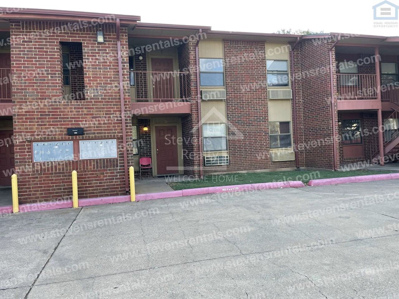 1912 Sw D Ave #D - Photo 3 of 14