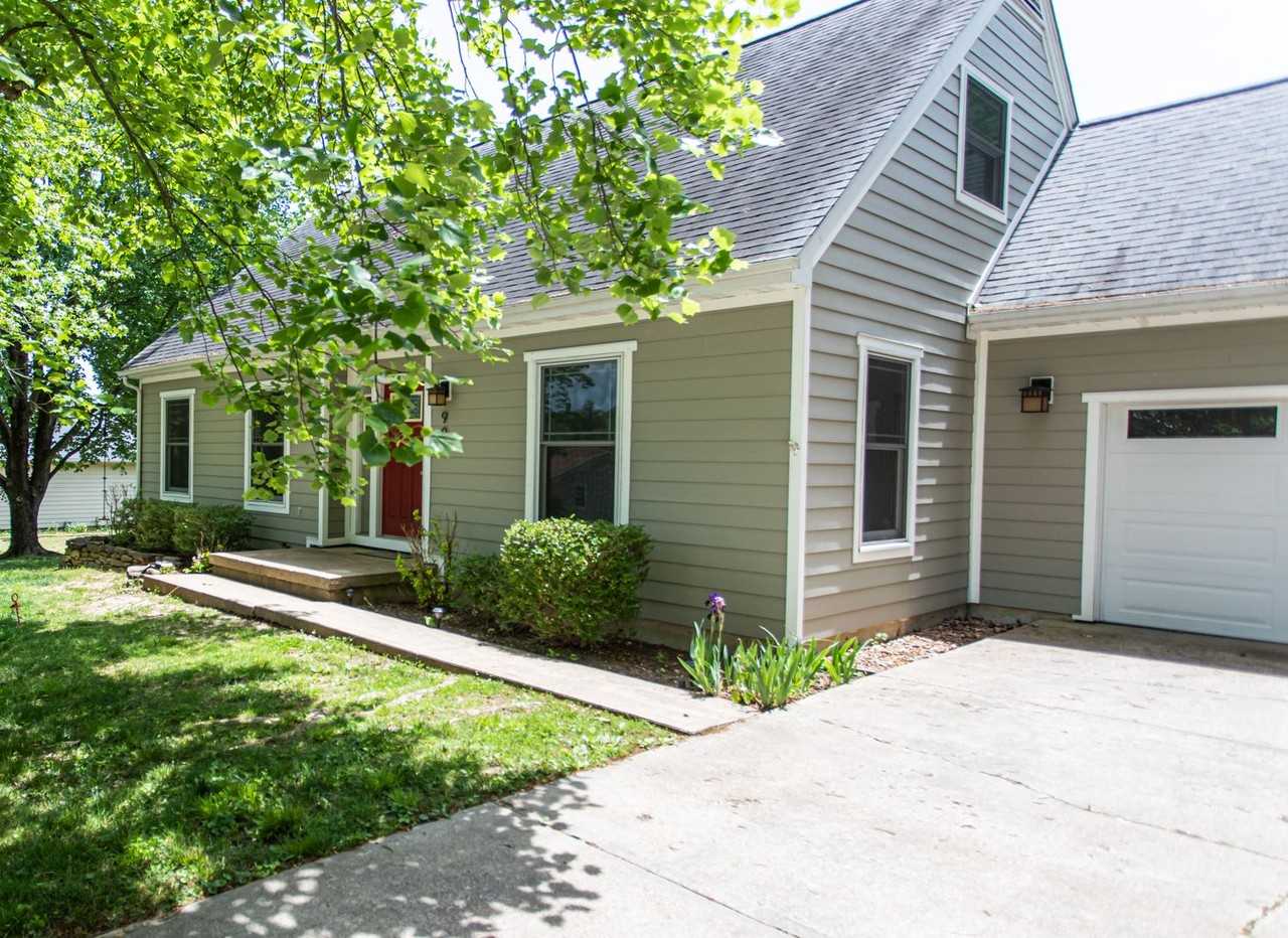 900 Laurel Dr - Photo 2 of 21