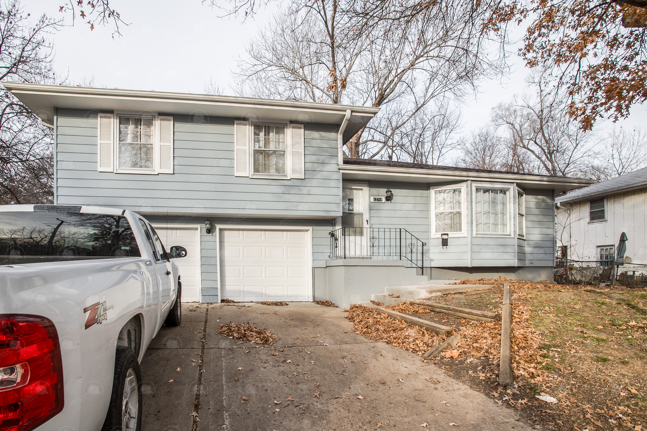 12716 13th St - Photo 2 of 22