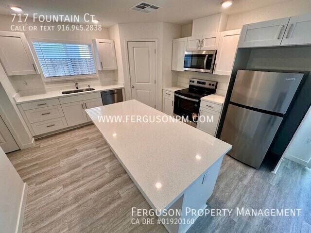 717 Fountain Ct - Photo 4 of 17