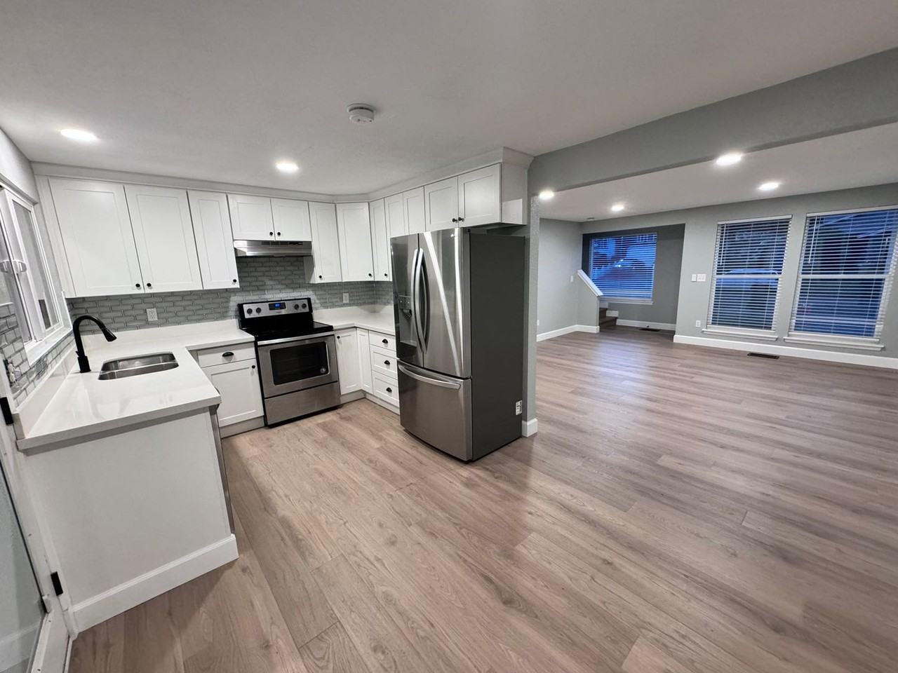 3909 N Visscher St - Photo 2 of 12