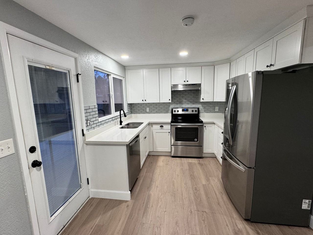 3909 N Visscher St - Photo 3 of 12