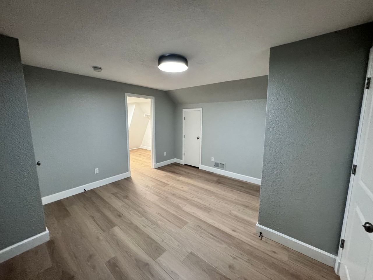 3909 N Visscher St - Photo 5 of 12