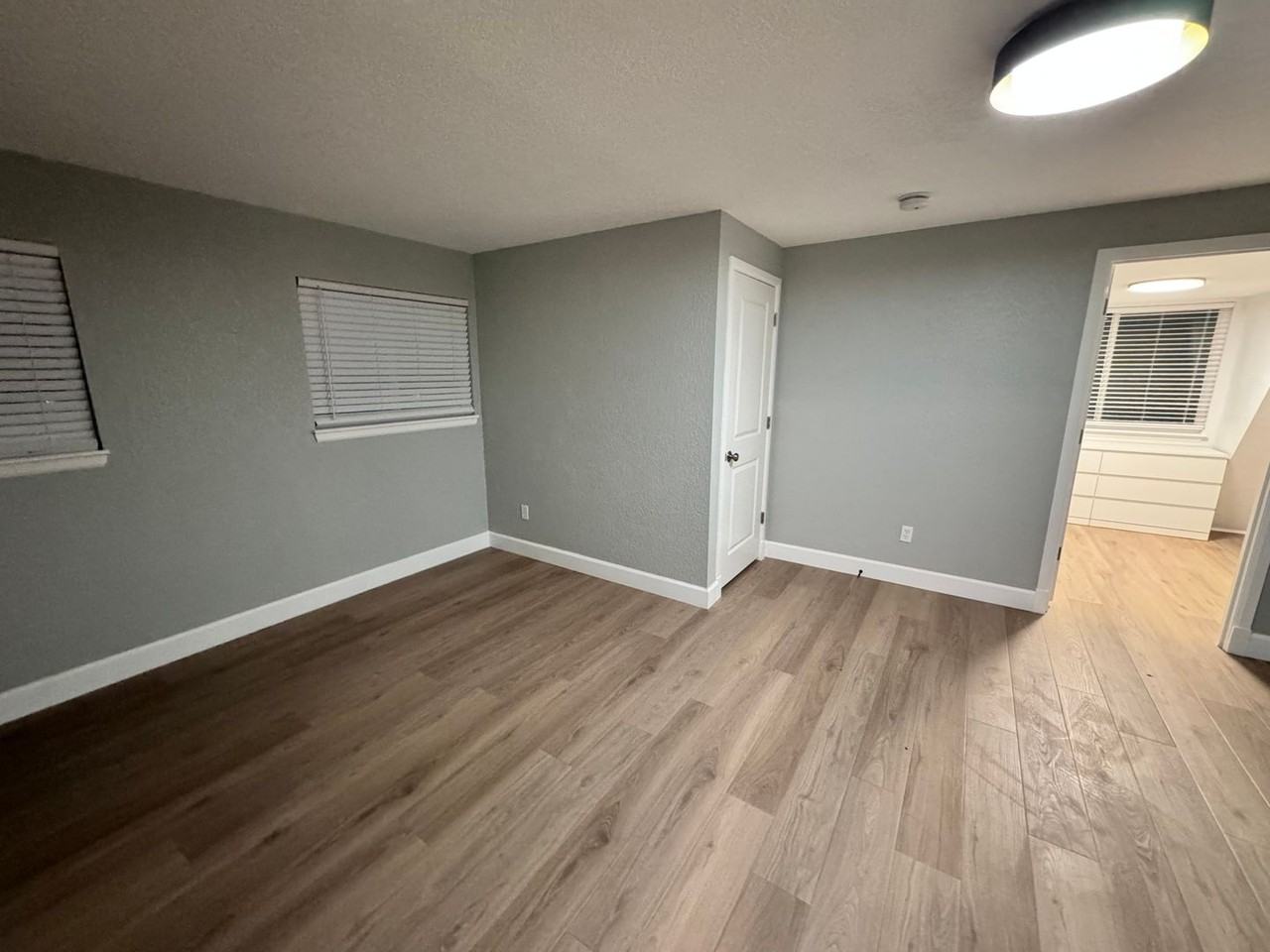 3909 N Visscher St - Photo 6 of 12