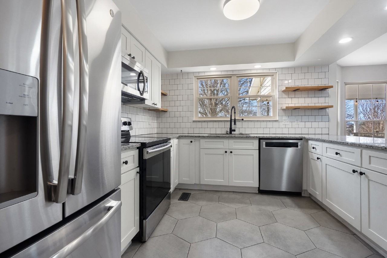 1343 Wenlock Rd - Photo 7 of 50