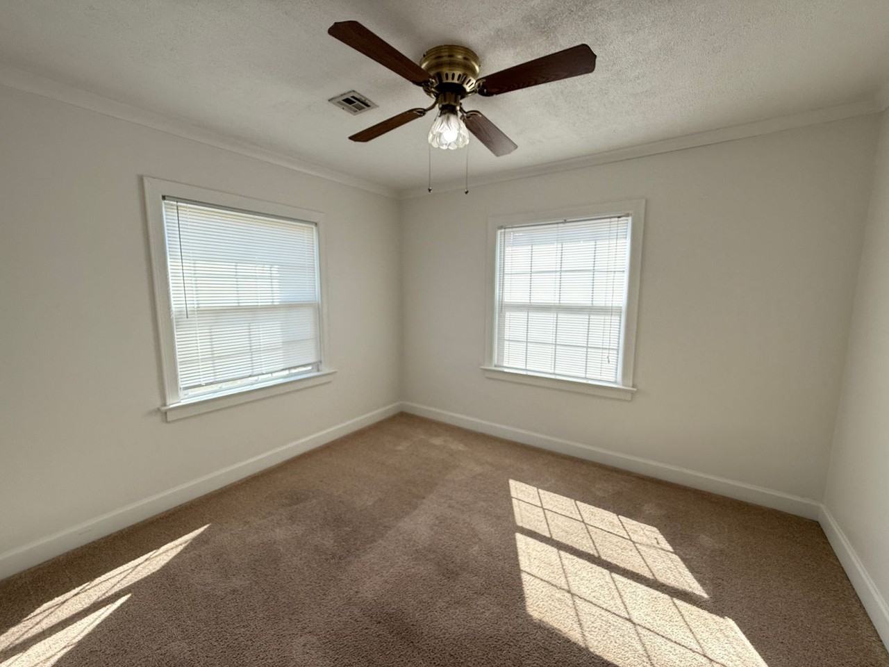 747 N Knoxville Ave - Photo 3 of 23