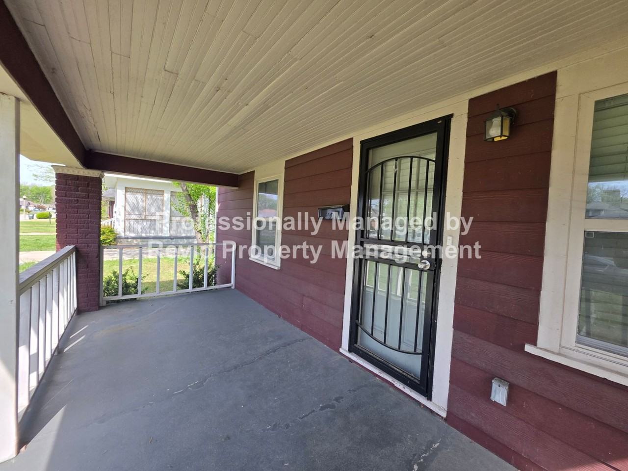 1386 Snowden Ave - Photo 4 of 30