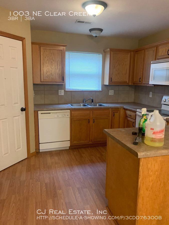 1003 Ne Clear Creek Dr - Photo 3 of 8