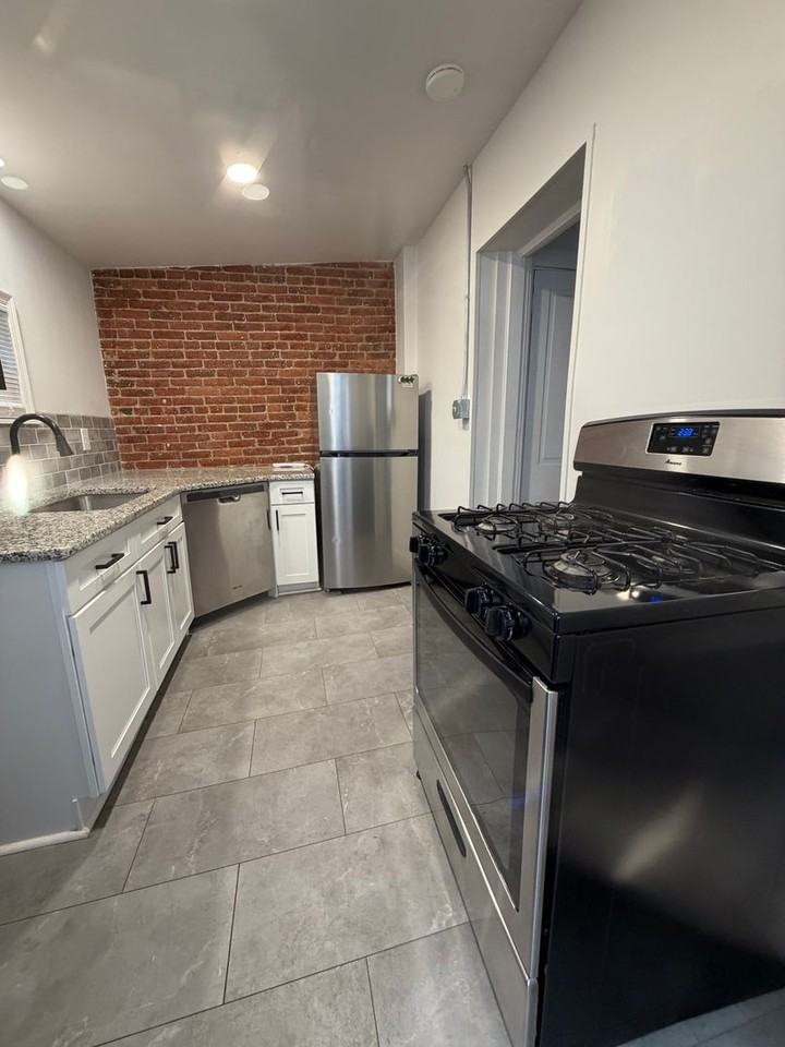 338 Lancaster Ave - Photo 4 of 8