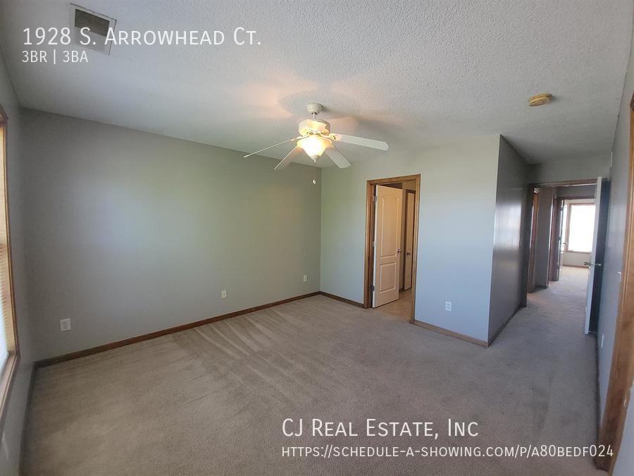 1928 S Arrowhead Ct - Photo 5 of 11