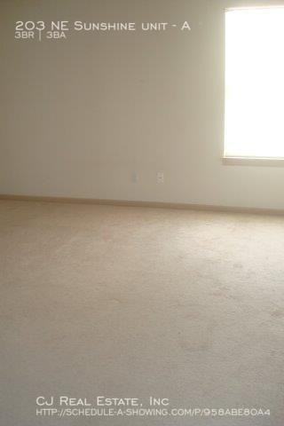 203 203 NE Sunshine unit #A - Photo 4 of 8