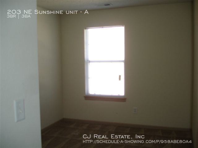 203 203 NE Sunshine unit #A - Photo 7 of 8