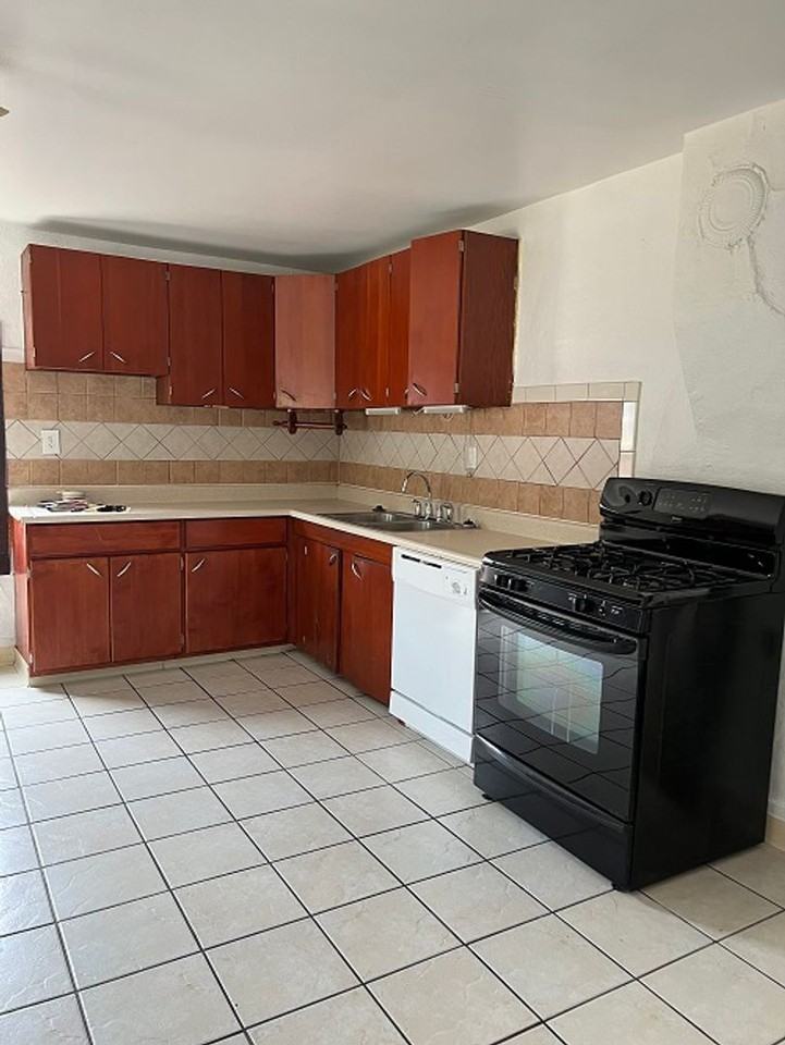 612 9th St - Photo 4 of 10