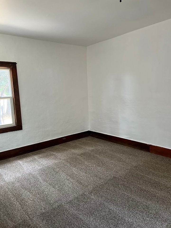 612 9th St - Photo 7 of 10