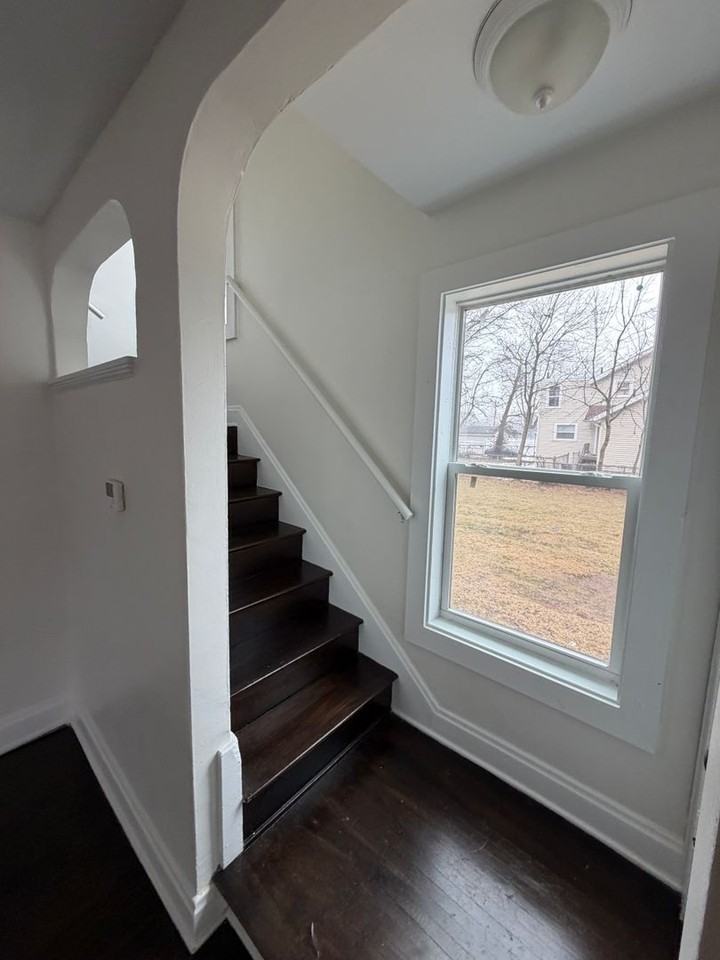 1506 Duxberry Ave - Photo 7 of 14