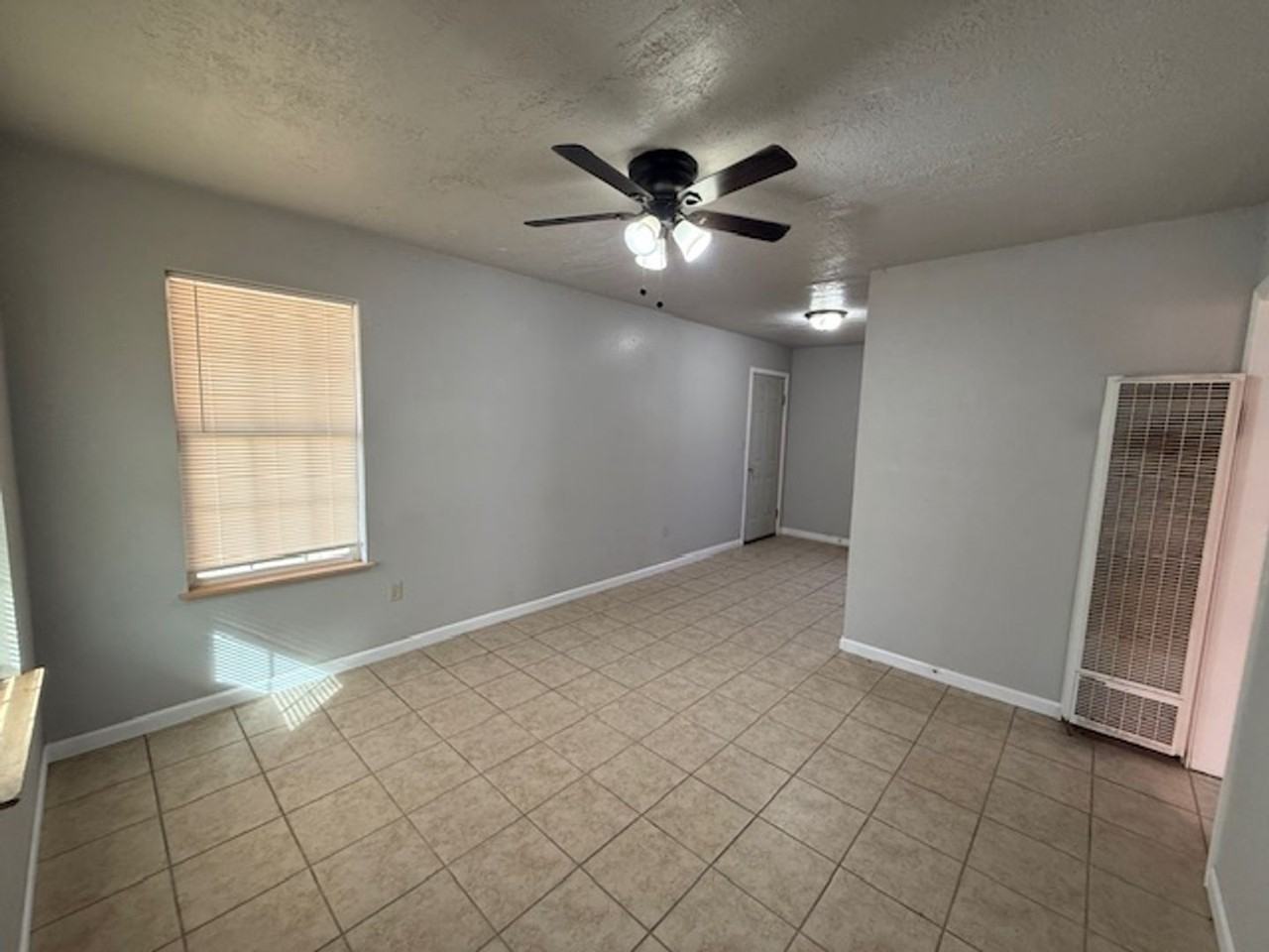 1412 N Nelson St - Photo 3 of 9