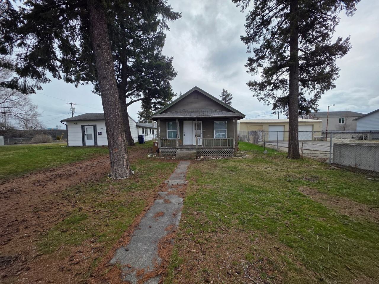 2922 E Providence Ave - Photo 3 of 14