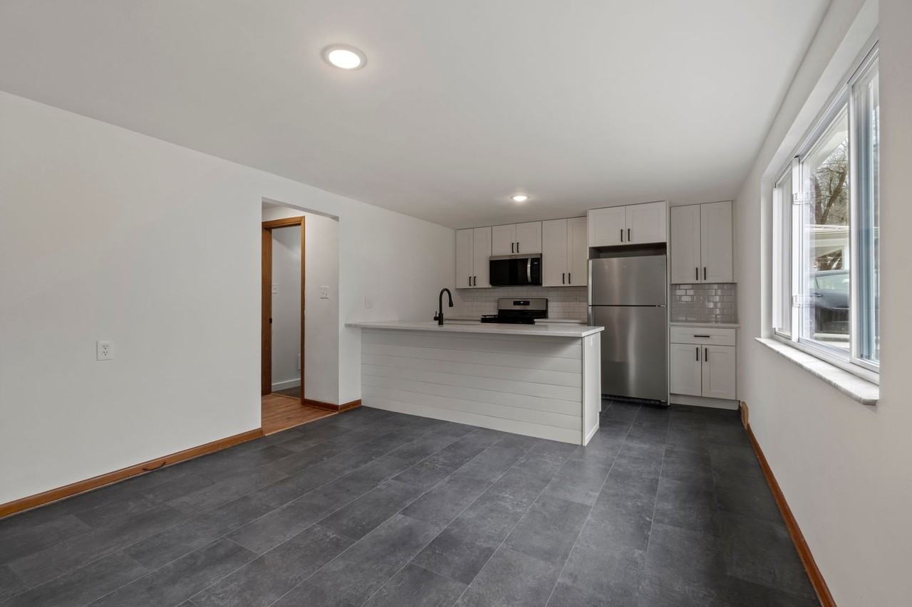 6031 Bolte Dr - Photo 7 of 37