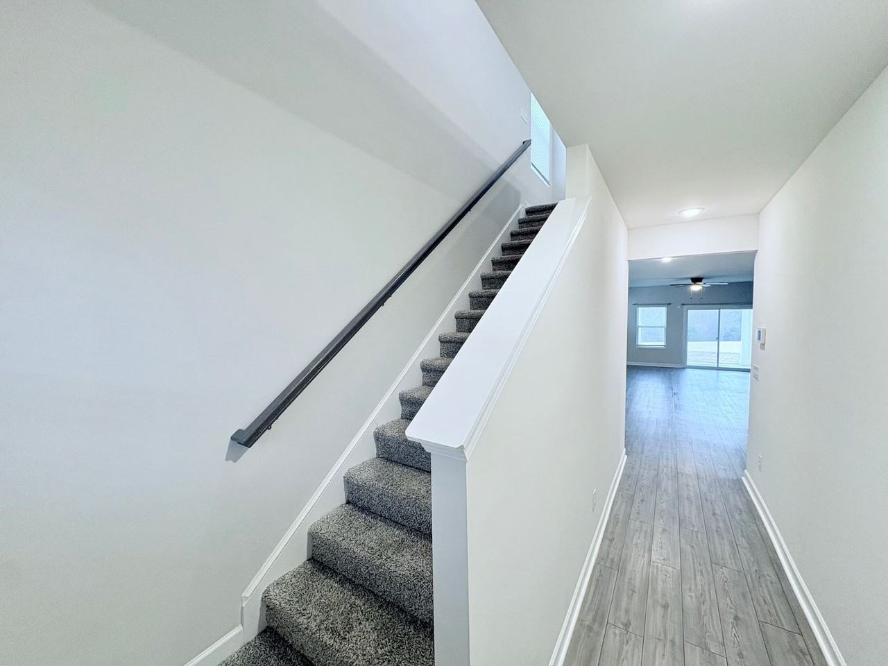 220 Coulter Ct - Photo 3 of 38