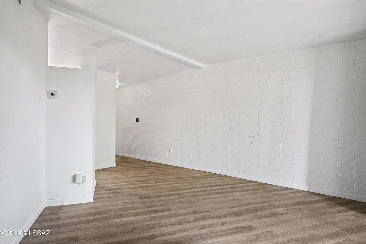 1505 W Roger Rd - Photo 4 of 22