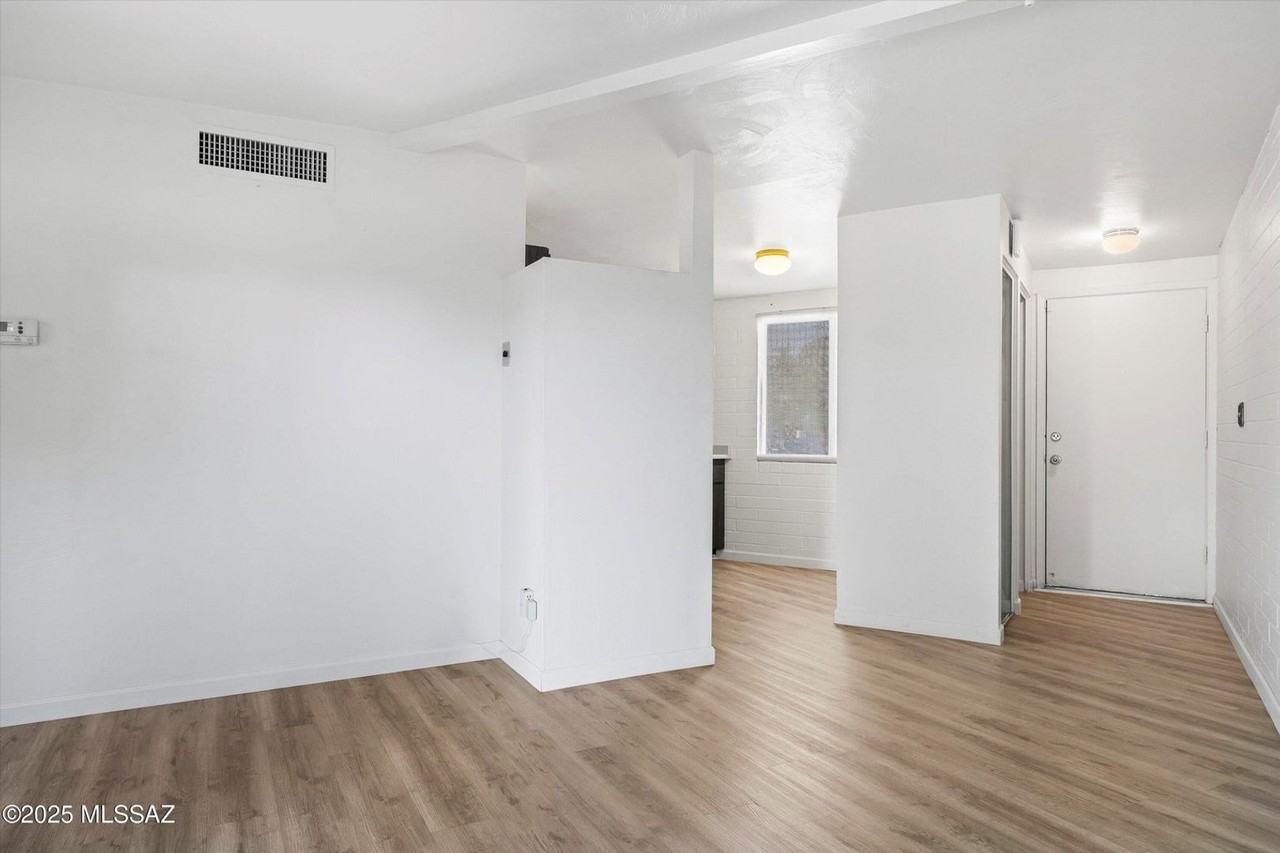 1505 W Roger Rd - Photo 5 of 22