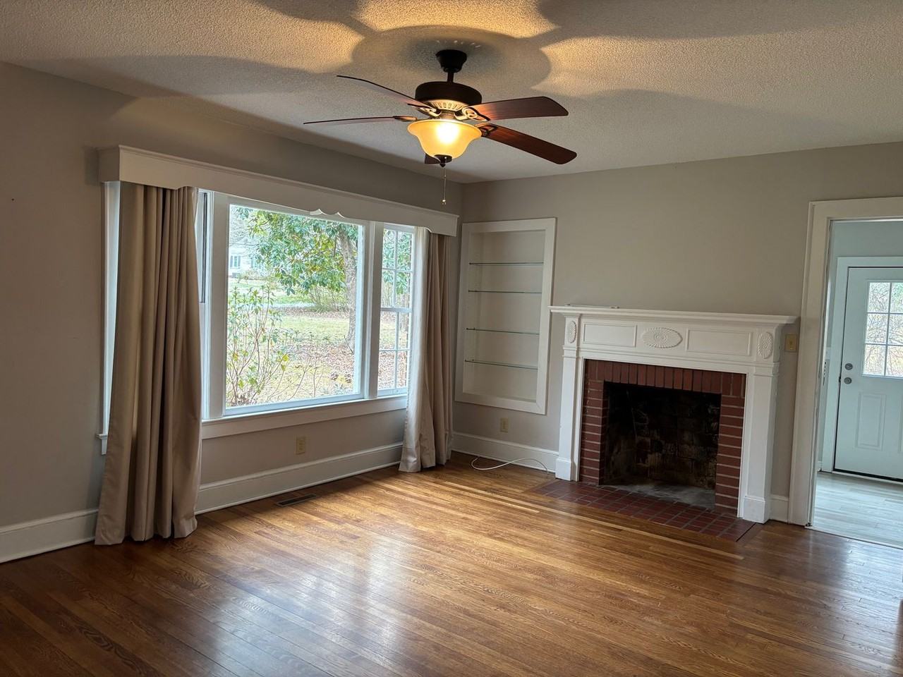 633 Hawthorne Dr - Photo 3 of 30