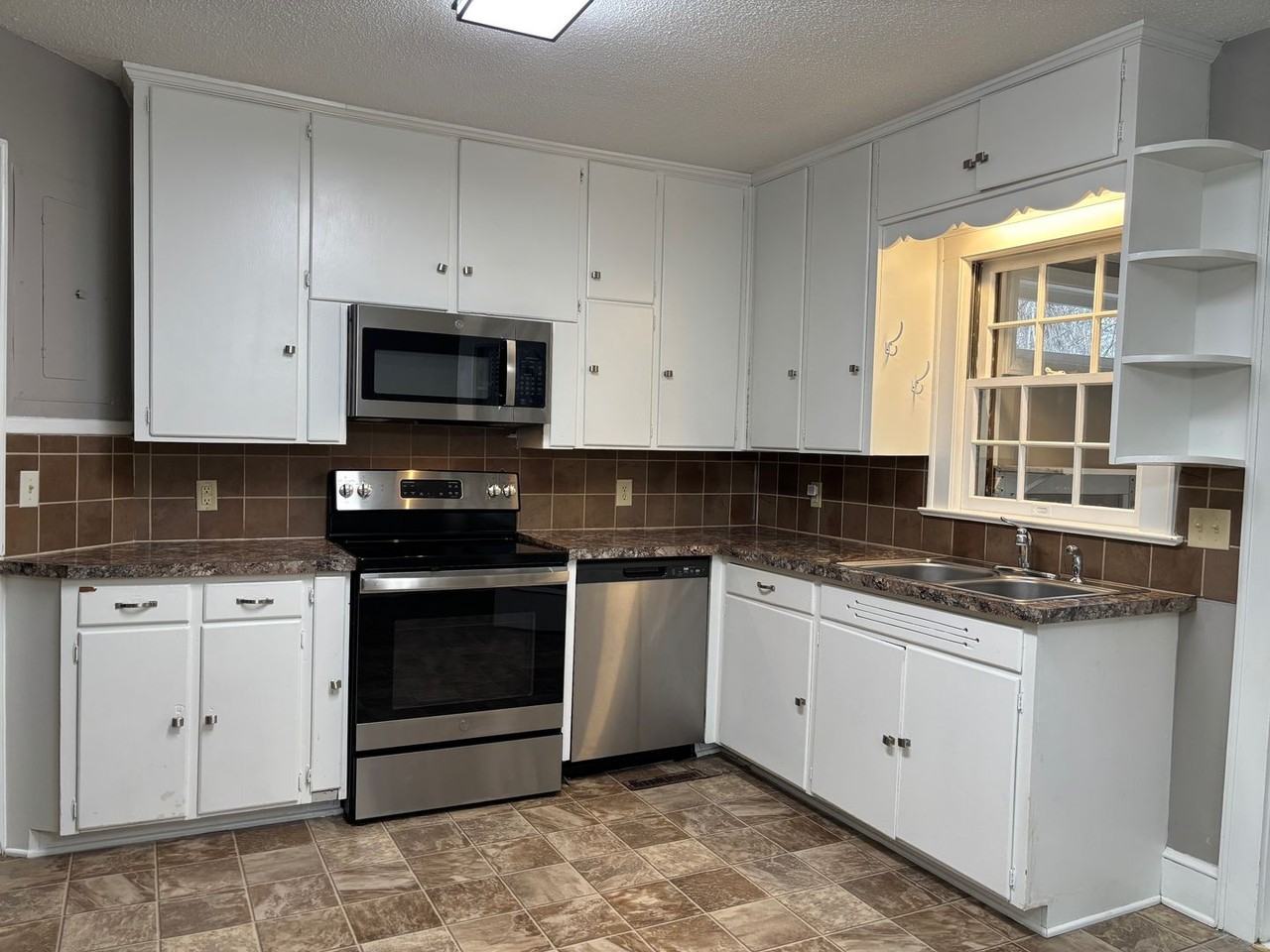 633 Hawthorne Dr - Photo 4 of 30