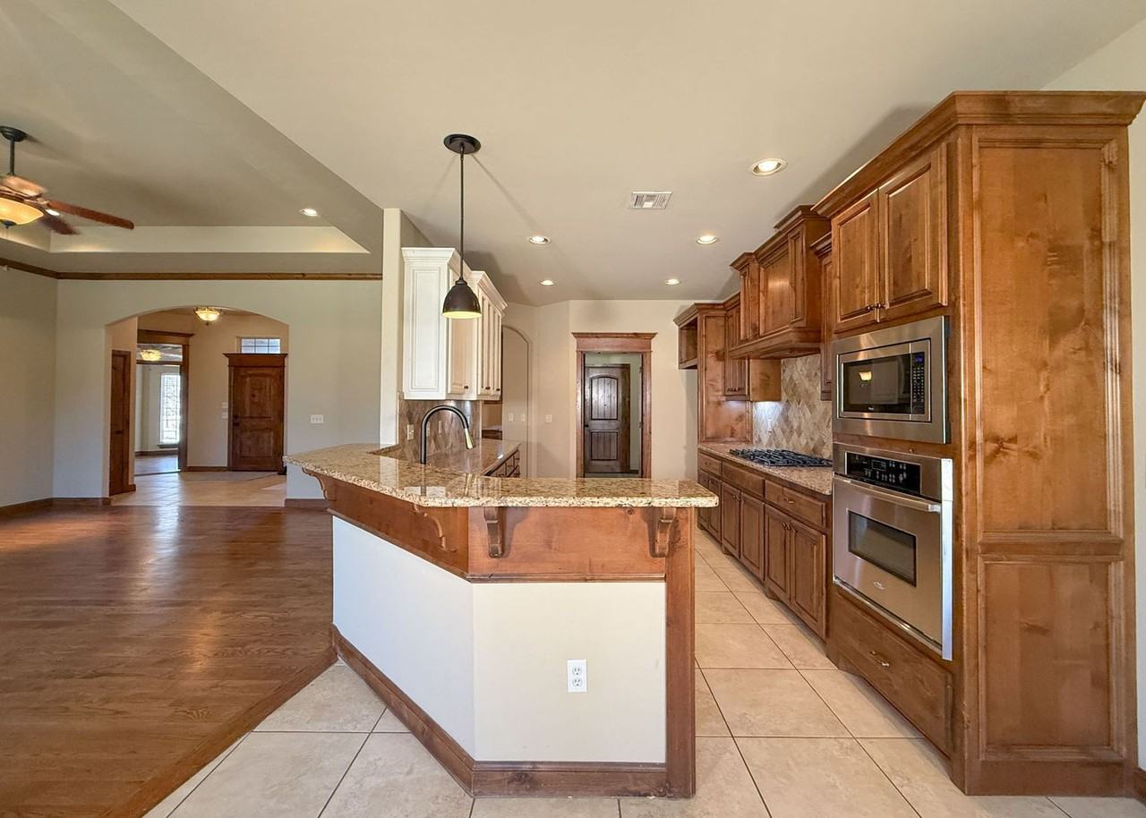 14009 Canterbury Dr - Photo 3 of 33