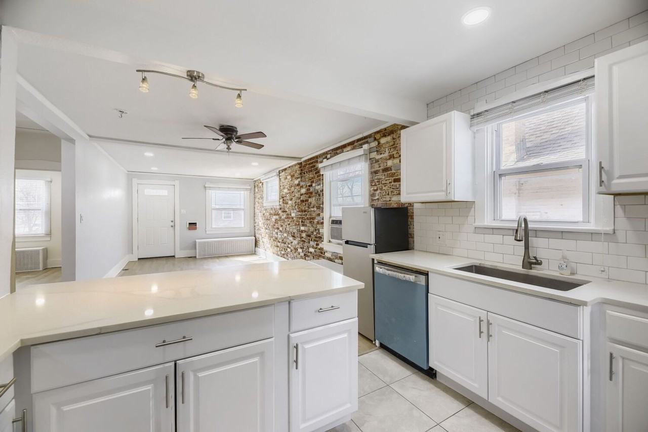 935 E Virginia Ave - Photo 2 of 11