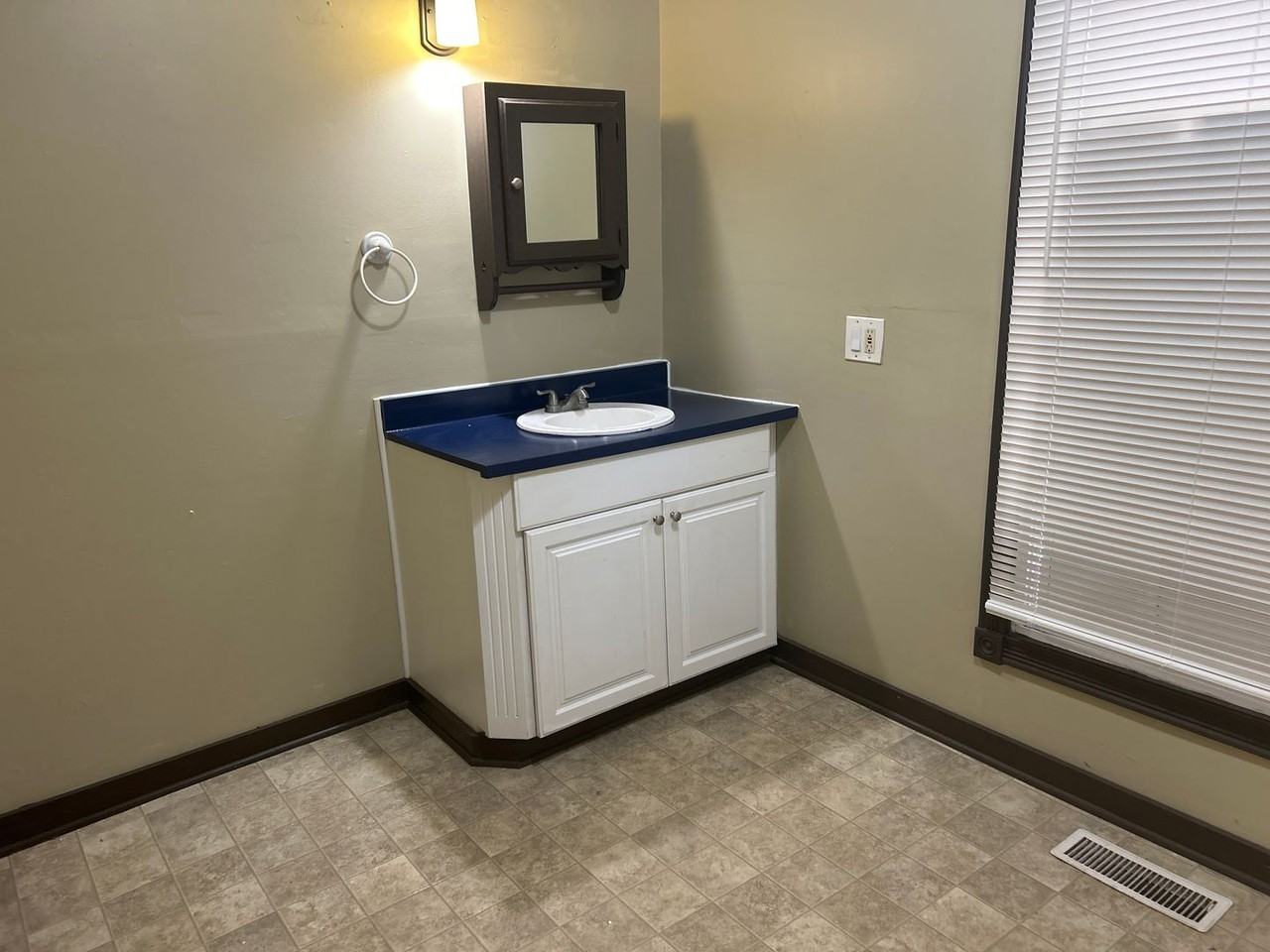 1011 Chapel Ave - Photo 5 of 16