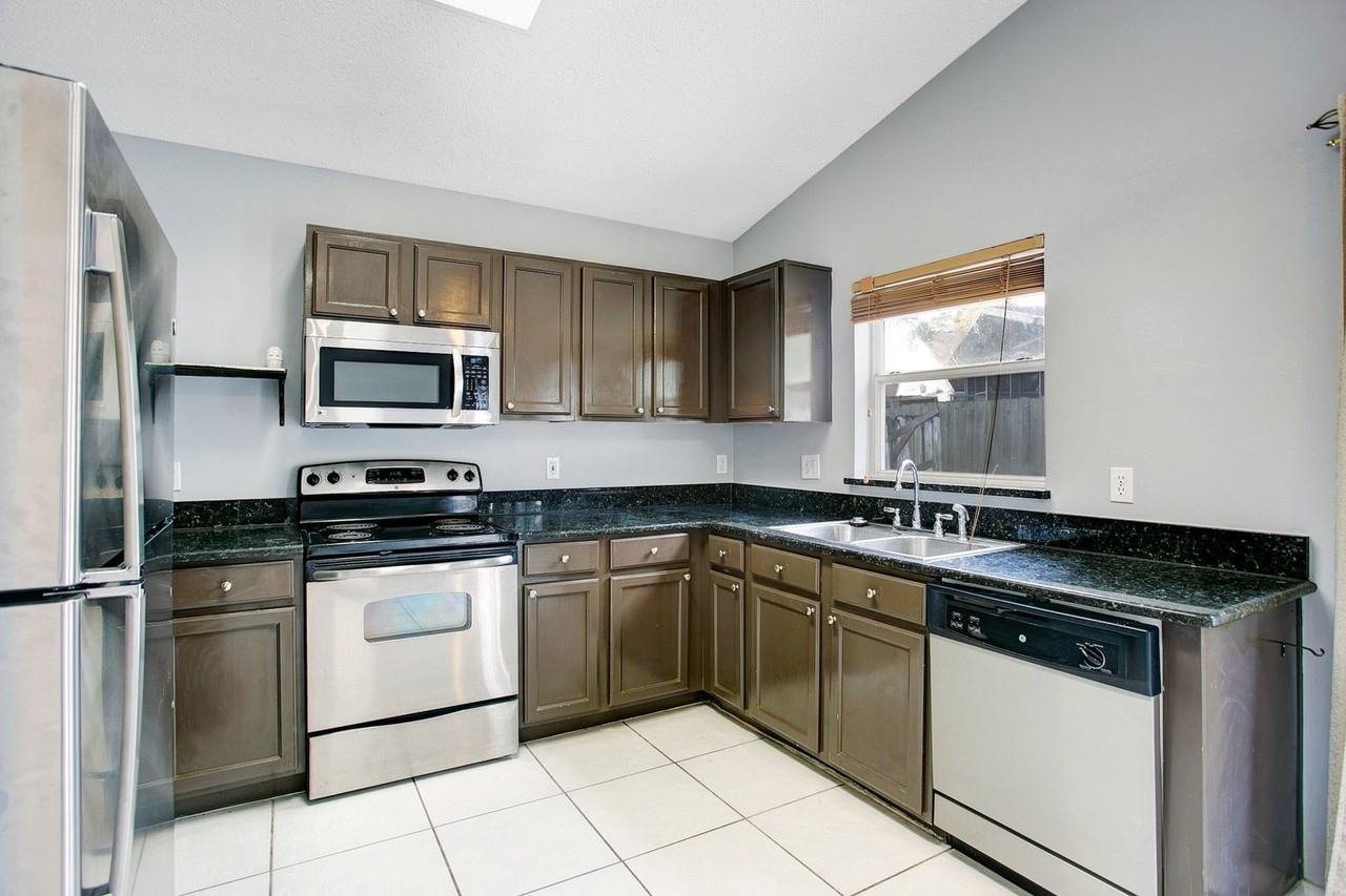 3724 Pickwick Dr - Photo 4 of 15