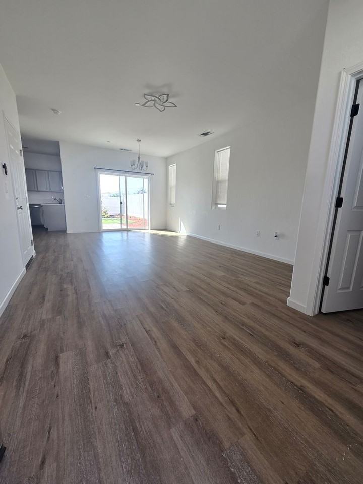 1069 Buena Vista Ln - Photo 2 of 16