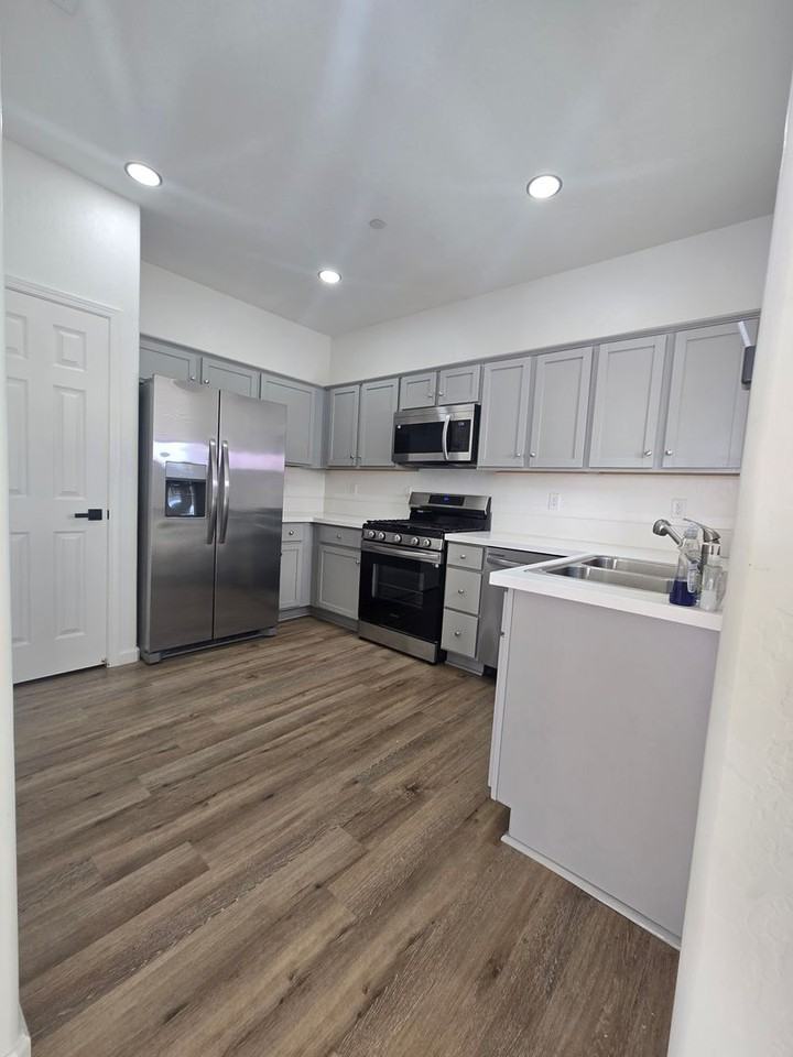 1069 Buena Vista Ln - Photo 3 of 16