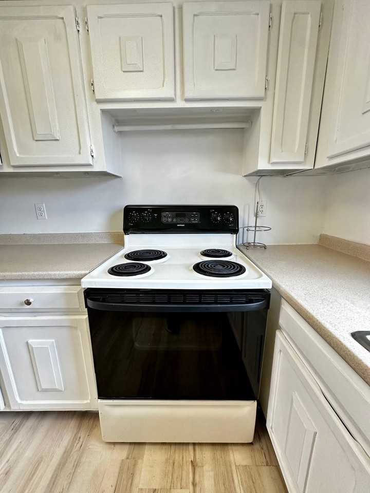 540 Granby Rd - Photo 4 of 27